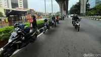 Memasuki musim hujan biasanya banyak pemotor yang berteduh di bawah kolong jembatan tersebut.