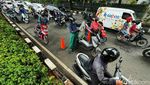 Pengendara Motor Neduh di Kolong Jembatan Bikin Macet