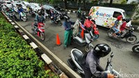 Jumlahnya tidak hanya satu-dua pemotor saja. Terkadang para pemotor itu justru menghalangi para pengendara lain.