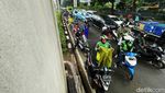 Pengendara Motor Neduh di Kolong Jembatan Bikin Macet