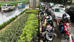 Pengendara Motor Neduh di Kolong Jembatan Bikin Macet