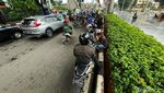 Pengendara Motor Neduh di Kolong Jembatan Bikin Macet