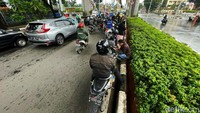 Padahal, perilaku tersebut dilarang karena bisa mengganggu lalu lintas. Bahkan, berbahaya bagi pengendara yang berteduh itu sendiri maupun pengguna jalan lainnya.