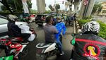 Pengendara Motor Neduh di Kolong Jembatan Bikin Macet