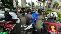 Tidak hanya itu, berteduh di bawah jembatan atau underpass ternyata termasuk dalam pelanggaran, sesuai Undang-Undang nomor 22 tahun 2009 tentang Lalu Lintas dan Angkutan Jalan (LLAJ).