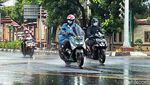 Pengendara Motor Neduh di Kolong Jembatan Bikin Macet
