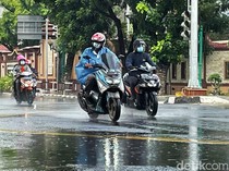 Tips Naik Motor di Musim Hujan: Boleh Neduh tapi Jangan di Kolong Jembatan, Jangan!