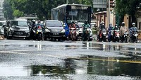 Karena semakin banyaknya pengendara yang berteduh, ruas jalan pun mengalami penyempitan. 