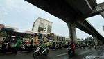Pengendara Motor Neduh di Kolong Jembatan Bikin Macet