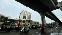 Sejumlah pengendara sepeda motor berteduh di kolong jembatan layang bus TransJakarta, tepatnya di Jalan Trunojoyo, Jakarta, Selasa (28/12/2021) siang.