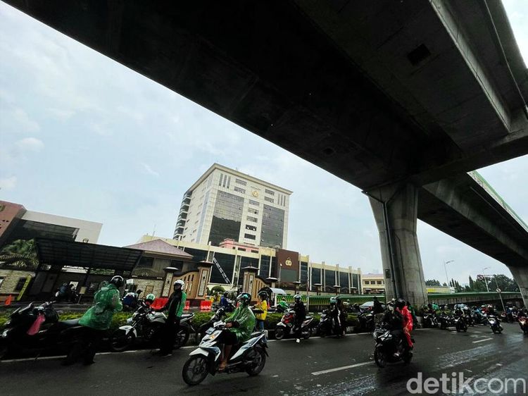 Pengendara Motor Neduh di Kolong Jembatan Bikin Macet