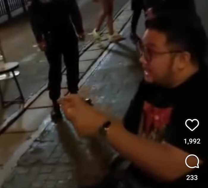 Pengguna kursi roda yang sempat dihalangi masuk sekuriti GBK.