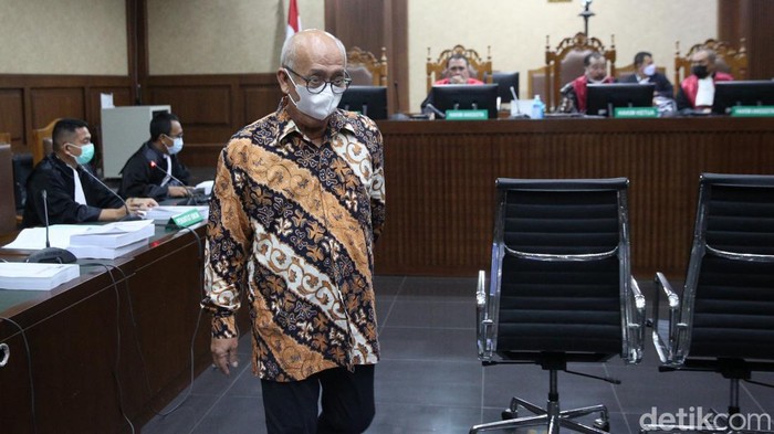 Jaksa KPK menuntut pengusaha Kiagus Emil Fahmy Cornain (KEFC) 5 tahun penjara dan denda Rp 250 juta subsider 3 bulan kurungan.