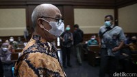 Kiagus diyakini jaksa terbukti memperkaya diri Rp 1,3 miliar dan memperkaya Budi Tjahjono Rp 6 miliar terkait kegiatan agen asuransi fiktif pada PT Asuransi Jasindo.