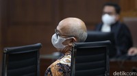 Kiagus juga dituntut membayar uang pengganti sebesar Rp 1,3 miliar yang telah dinikmatinya. Namun, sebelum tuntutan ini dibacakan Kiagus telah mengganti lunas uang itu.