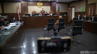 Terdakwa Kiagus Emil Fahmy Cornain bersama-sama dengan Budi Tjahjono selaku Direktur Pemasaran PT Asuransi Jasindo periode 2008-2011 dan Direktur Utama periode 2011-2016 merekayasa kegiatan agen dan melakukan pembayaran komisi terhadap kegiatan agen asuransi fiktif atas nama KM Iman Tauhid Khan pada Asuransi Jasindo dalam penutupan asuransi aset dan kontruksi pada BP Migas-KKKS (Kontraktor Kontrak Kerja Sama) 2010-2012 yang merugikan keuangan negara PT Asuransi Jasindo sebesar Rp 8,4 M.