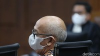 Kiagus diyakini jaksa melanggar Pasal 2 ayat (1) juncto Pasal 18 Undang-Undang (UU) No 31 Tahun 1999 sebagaimana diubah dengan UU 20 Tahun 2001 tentang Pemberantasan Tindak Pidana Korupsi juncto Pasal 55 ayat (1) ke-1 KUHP juncto Pasal 64 ayat 1 KUHP.
