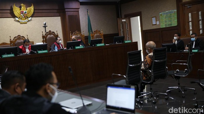 Pengusaha Kiagus Dituntut 5 Tahun Bui soal Agen Asuransi Fiktif Jaksa KPK menuntut pengusaha Kiagus Emil Fahmy Cornain (KEFC) 5 tahun penjara dan denda Rp 250 juta subsider 3 bulan kurungan.