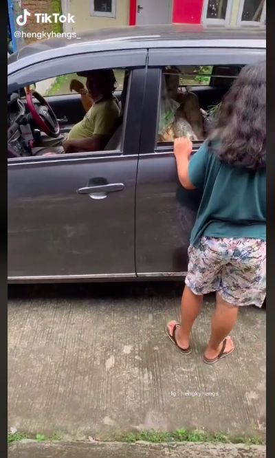 Bukan Pakai Gerobak, Penjual Sayur Keliling Ini Jualan Pakai Mobil Penumpang