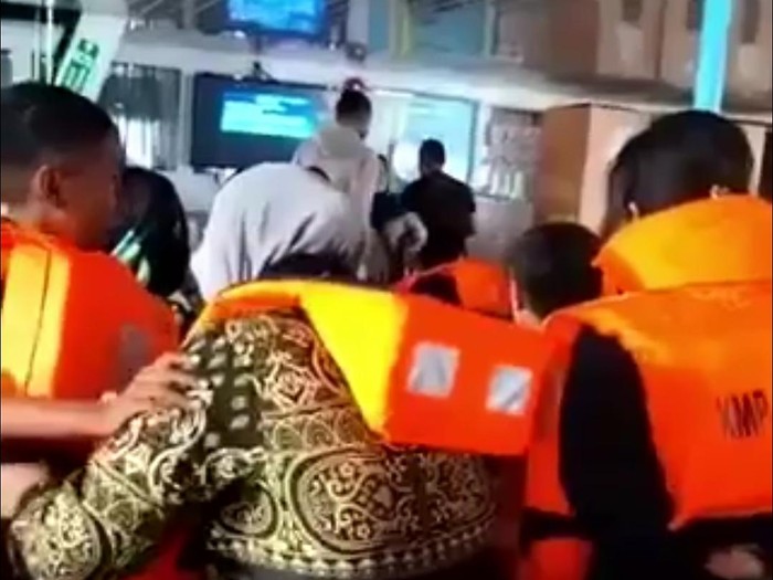 Penumpang KMP Terubuk berhamburan dan berebut life jacket setelah seorang kondektur bus menyebar hoax bahwa kapal yang ditumpangi mengalami kerusakan. (dok Istimewa)