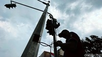 Selain lampu, petugas juga mengecek rangkaian kabel traffic light.
