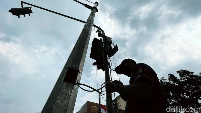 Petugas Dihub DKI Jakarta melakukan perawatan traffic light atau lampu lalu lintas di Jalan Trunojoyo, Selasa (28/12). Perawatan ini untuk memberikan kenyamanan pengendara.