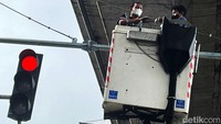 Dengan adanya kegiatan perawatan lampu lalu lintas secara rutin ini bisa membuat arus lalu lintas di Ibukota Jakarta berjalan dengan aman, nyaman dan lancar,