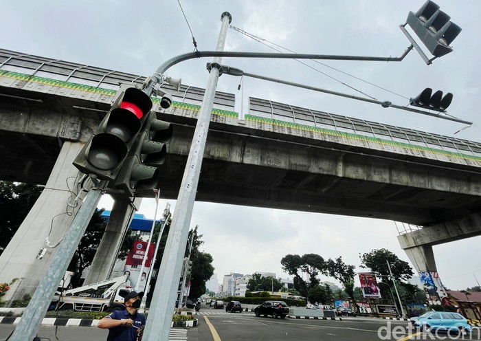 Petugas Dihub DKI Jakarta melakukan perawatan traffic light atau lampu lalu lintas di Jalan Trunojoyo, Selasa (28/12). Perawatan ini untuk memberikan kenyamanan pengendara.