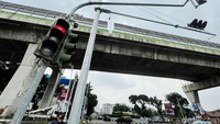 Petugas mengecek lampu lalu lintas. 