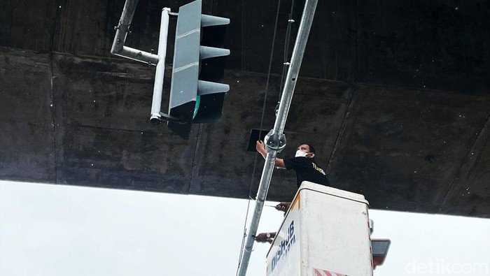 Perawatan Lampu Lalu Lintas untuk Kenyamanan Pengendara Petugas Dihub DKI Jakarta melakukan perawatan traffic light atau lampu lalu lintas di Jalan Trunojoyo, Selasa (28/12). Perawatan ini untuk memberikan kenyamanan pengendara.