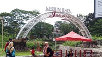 Harga tiket masuk KRIB, menurut Lusia, yakni Rp 5.500 per orang. Rinciannya Rp 5.000 untuk retribusi masuk dan Rp 500 untuk retribusi sampah. Berlaku untuk seluruh pengunjung, termasuk untuk anak-anak juga sama.