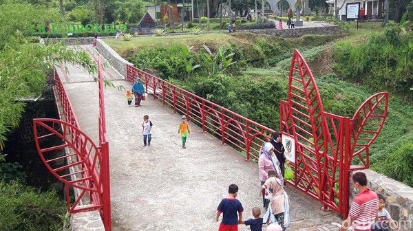 Dikemukakan pula, untuk reservasi melalui aplikasi Si Boy ini, tidak per orang. Namun satu orang bisa reservasi untuk satu rombongannya. Dikemukakan pula, untuk reservasi melalui aplikasi Si Boy ini, tidak per orang. Namun satu orang bisa reservasi untuk satu rombongannya.