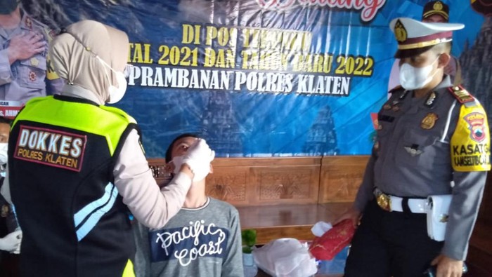 Petugas Dokkes Polres Klaten melakukan swab acak di pos perbatasan Prambanan Senin (27/12) sore. (Dok. Polres Klaten)