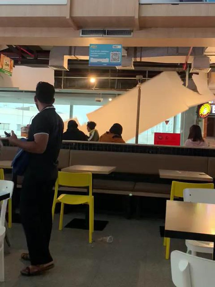 Plafon food court World Trade Center (WTC) lantai 6 Jalan Pemuda Surabaya ambruk