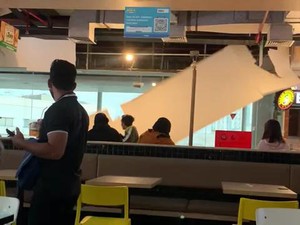 Plafon Food Court WTC Surabaya Ambruk