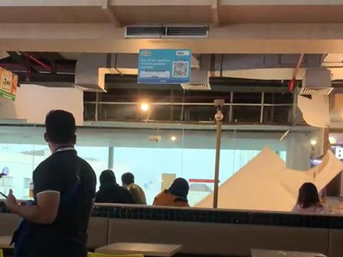 Plafon food court World Trade Center (WTC) lantai 6 Jalan Pemuda Surabaya ambruk