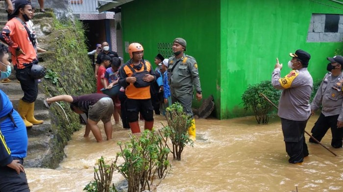 Polisi bantu penanganan banjir di Sukabumi