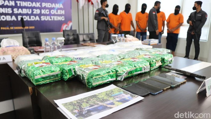 Polisi menangkap 5 orang pengedar sabu jaringan Malaysia di Donggala, Sulteng dengan 25 Kilogram sabu asal Malaysia turut disita. (Qadri/detikcom)