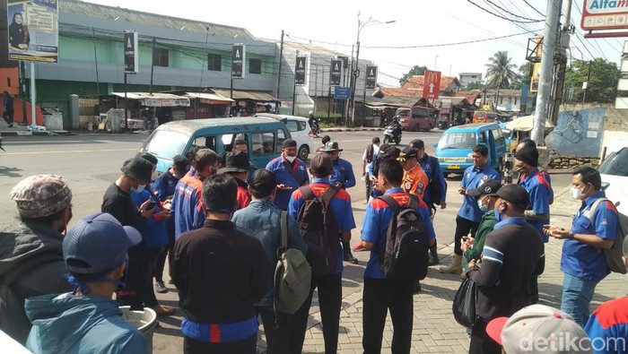 Ratusan buruh bertolak ke Bandung tuntut UMK 2022 direvisi