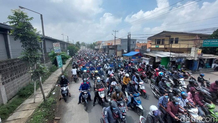 Ribuan buruh Bandung Barat bergerak ke Gedung Sate