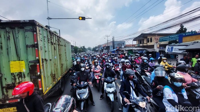 Ribuan Buruh Bandung Barat Menuju Gedung Sate Gelar Unjuk Rasa Ribuan buruh di Kabupaten Bandung Barat (KBB) mulai bergerak menuju Kantor Pemerintahan Gubernur Jawa Barat untuk melakukan aksi unjuk rasa selama tiga hari kedepan dimulai sejak Selasa (28/12/2021).