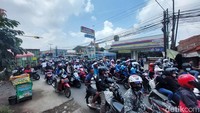 Mereka menuntut Gubernur Jabar Ridwan Kamil merevisi Surat Keputusan (SK) soal penetapan UMK sesuai PP Nomor 36 Tahun 2021 tentang pengupahan. Sebab penetapan UMK KBB pada tahun 2022 tetap sebesar Rp 3.248.283,28 atau tidak mengalami kenaikan sama sekali.