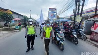 Pihak kepolisian dari Satuan Sabhara Polres Cimahi turut melakukan pengawalan terhadap buruh yang hendak melakukan aksi unjuk rasa tersebut.  