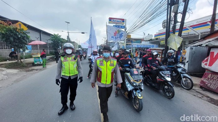 Ribuan Buruh Bandung Barat Menuju Gedung Sate Gelar Unjuk Rasa Ribuan buruh di Kabupaten Bandung Barat (KBB) mulai bergerak menuju Kantor Pemerintahan Gubernur Jawa Barat untuk melakukan aksi unjuk rasa selama tiga hari kedepan dimulai sejak Selasa (28/12/2021).