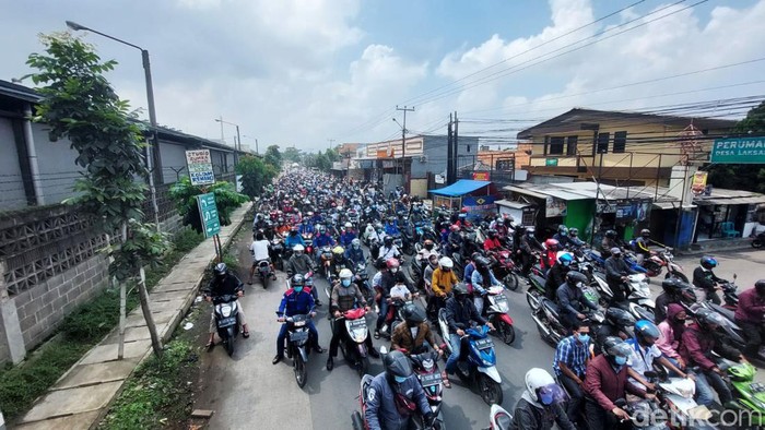 Ribuan Buruh Bandung Barat Menuju Gedung Sate Gelar Unjuk Rasa Ribuan buruh di Kabupaten Bandung Barat (KBB) mulai bergerak menuju Kantor Pemerintahan Gubernur Jawa Barat untuk melakukan aksi unjuk rasa selama tiga hari kedepan dimulai sejak Selasa (28/12/2021).