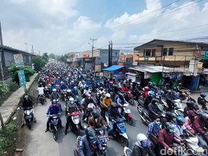 Buruh Bandung Barat Begerak ke Gedung Sate untuk Unjuk Rasa