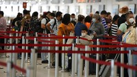 Mengutip CNN, dari hampir 2.200 penerbangan yang dibatalkan, lebih dari 700 penerbangan merupakan penerbangan dari dalam, masuk atau keluar dari Amerika Serikat, menurut FlightAware. AP/Rebecca Blackwell