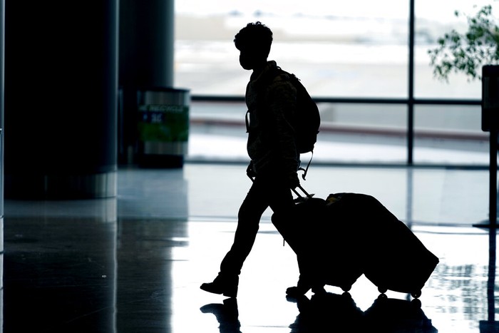Wisatawan melewati Bandara Internasional Salt Lake City Senin, 27 Desember 2021, di Salt Lake City. (Foto AP/Rick Bowmer)