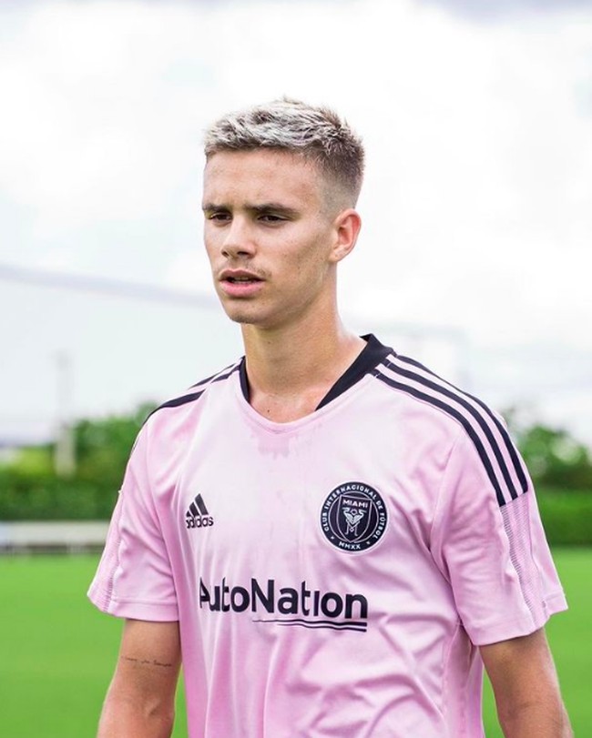 Sebelum mendapatkan kontrak dengan Puma, Romeo sudah memiliki harta bersih senilai 3,7 juta poundsterling. Foto: dok. Instagram