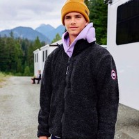 Tak kalah dari ayah dan kakaknya Brooklyn, Romeo juga mewariskan wajah tampan. Tak heran jika dia dilirik sebagai model. Foto: dok. Instagram